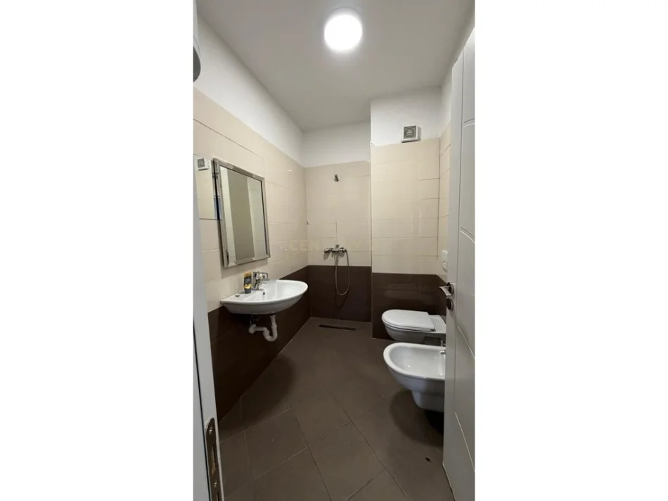 Tirane, jepet me qera zyre Kati 2, 85 m² 850 € (Rruga e Kosovareve)