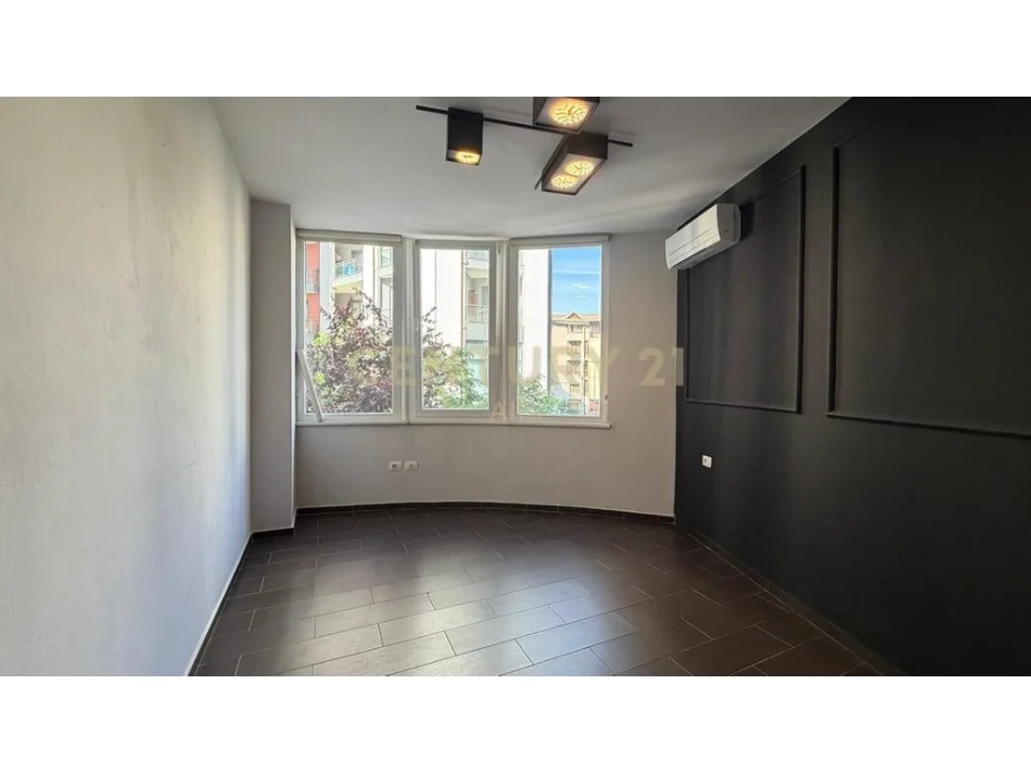 Tirane, jepet me qera zyre Kati 2, 85 m² 850 € (Rruga e Kosovareve)