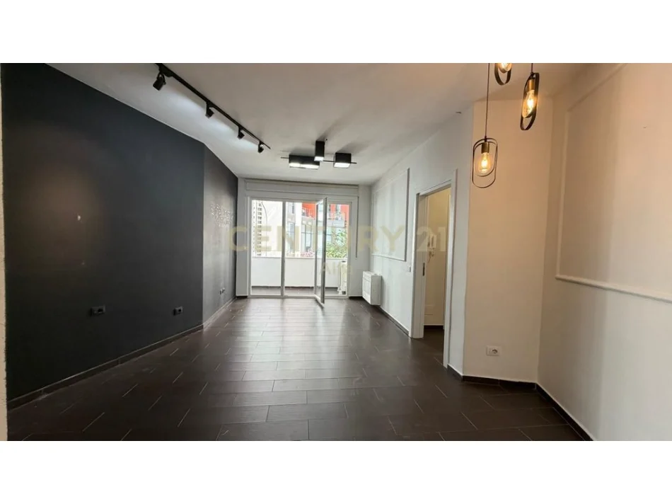 Tirane, jepet me qera zyre Kati 2, 85 m² 850 € (Rruga e Kosovareve)