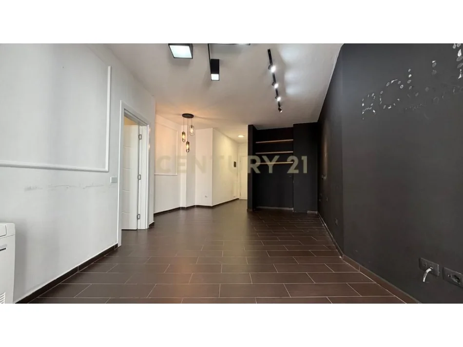 Tirane, jepet me qera zyre Kati 2, 85 m² 850 € (Rruga e Kosovareve)