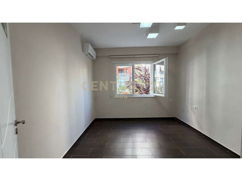 Tirane, jepet me qera zyre Kati 2, 85 m² 850 € (Rruga e Kosovareve)