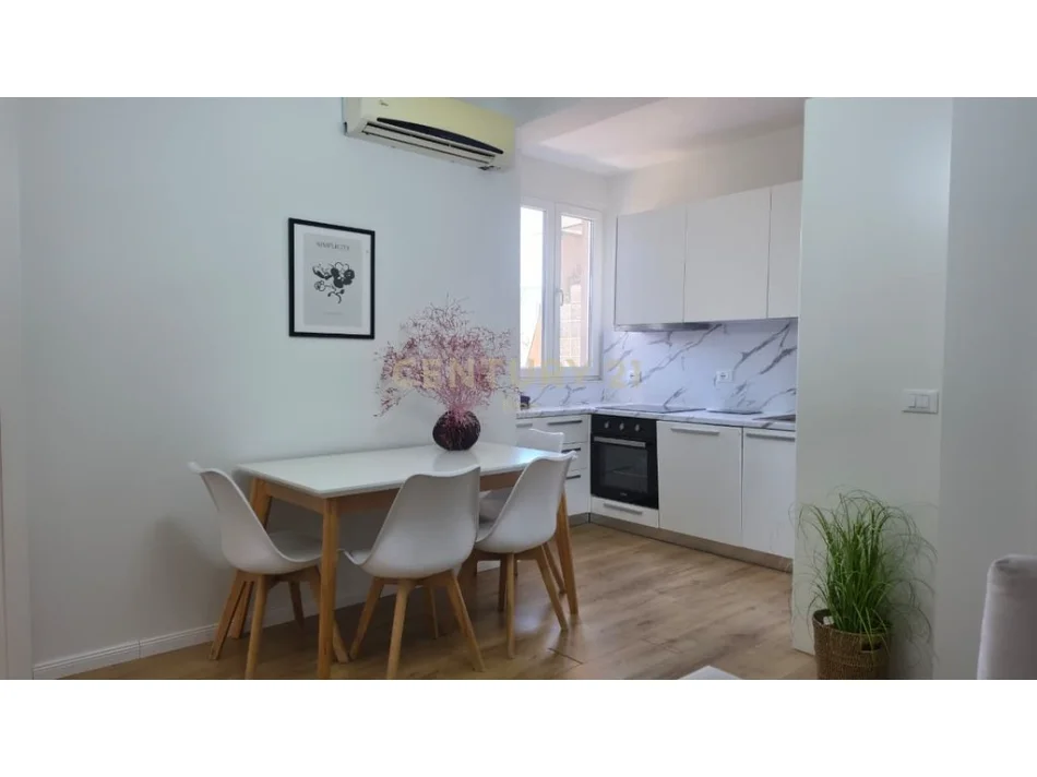 Tirane, jepet me qera apartament 3+1 Kati 4, 110 m² 1.200 € 
