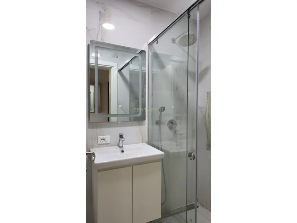 Tirane, jepet me qera apartament 3+1 Kati 4, 110 m² 1.200 € 
