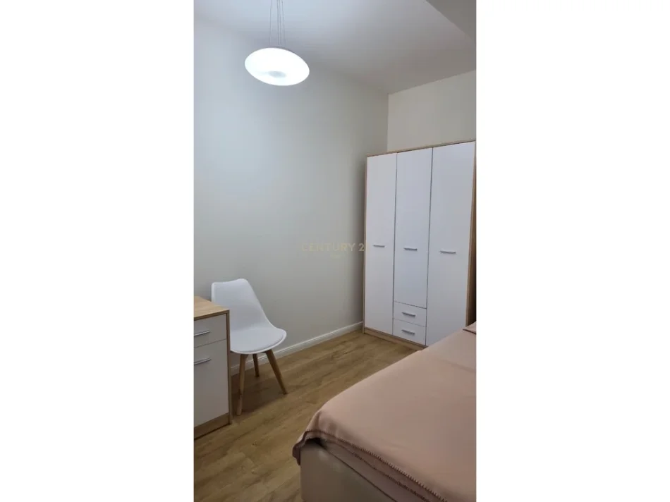 Tirane, jepet me qera apartament 3+1 Kati 4, 110 m² 1.200 € 