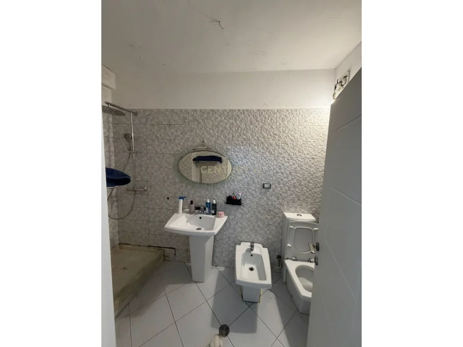 Tirane, shitet apartament 3+1 Kati 2, 120 m² 360.000 € (komuna e parisit)