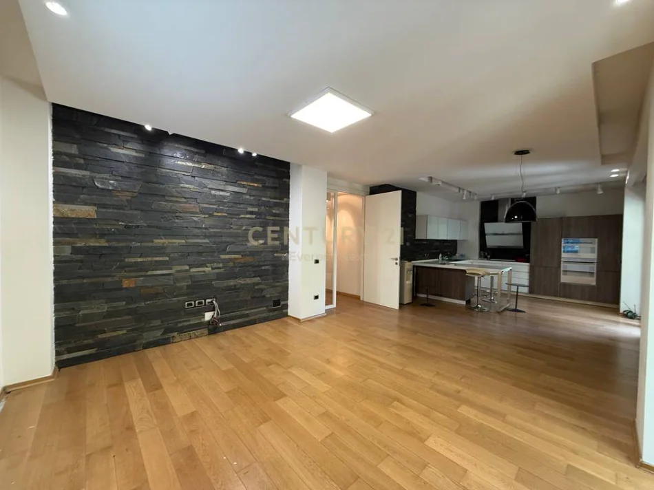 Tirane, jepet me qera zyre Kati 2, 140 m² 2.000 € (Bllok)