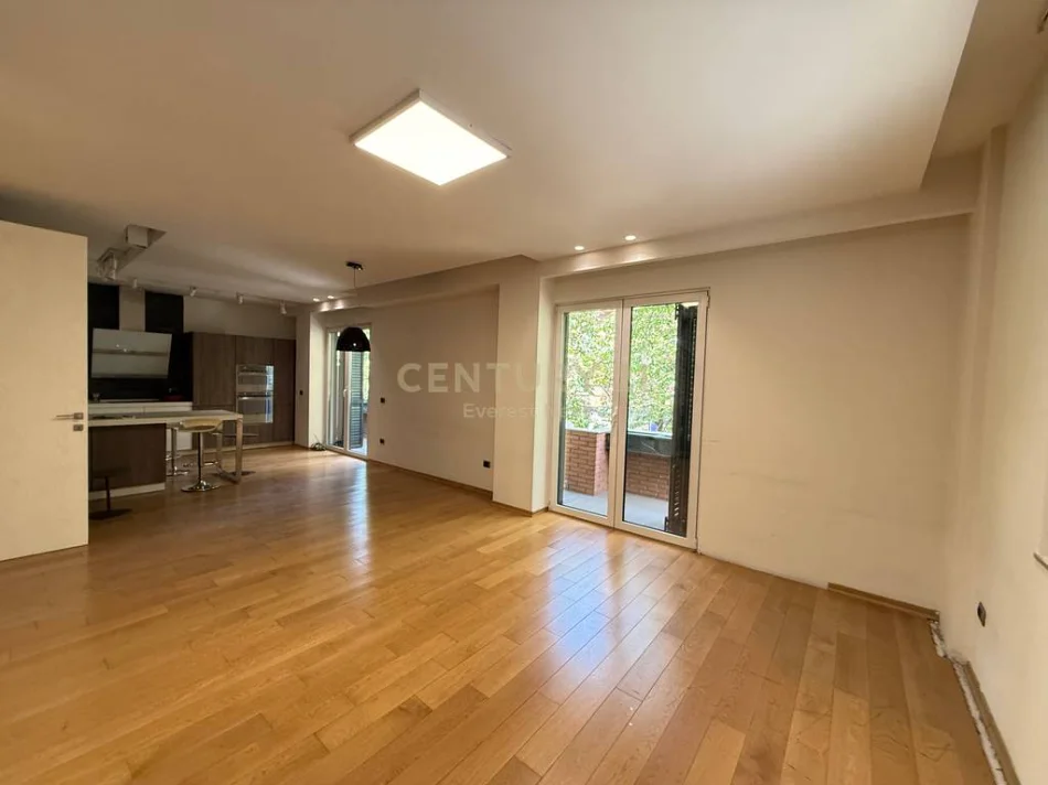 Tirane, jepet me qera zyre Kati 2, 140 m² 2.000 € (Bllok)