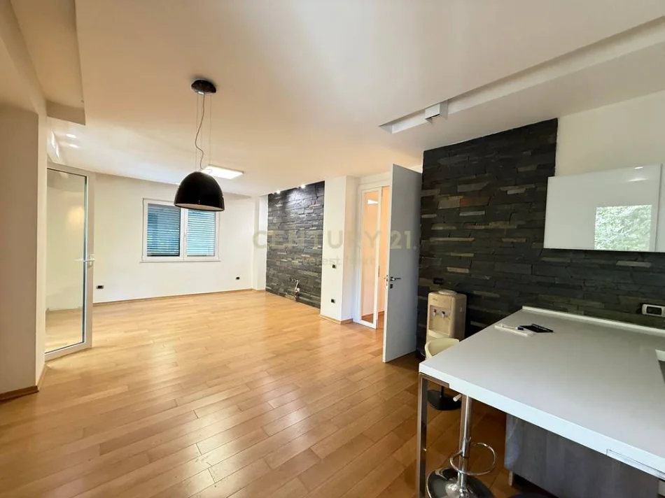 Tirane, jepet me qera zyre Kati 2, 140 m² 2.000 € (Bllok)