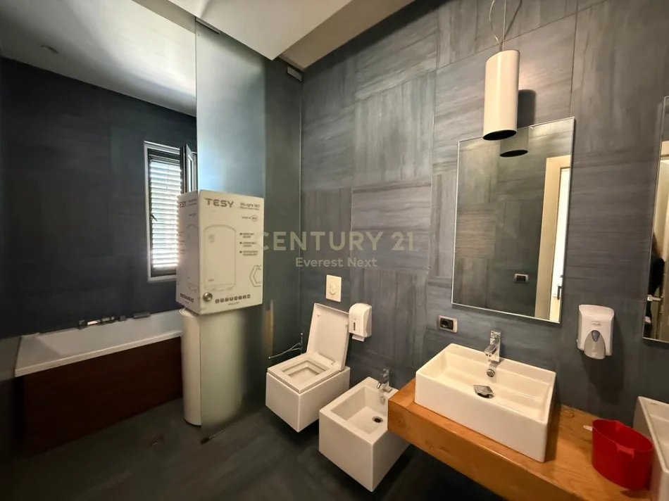Tirane, jepet me qera zyre Kati 2, 140 m² 2.000 € (Bllok)