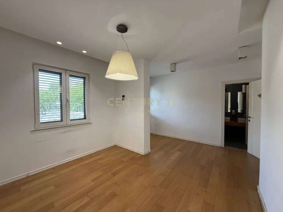 Tirane, jepet me qera zyre Kati 2, 140 m² 2.000 € (Bllok)