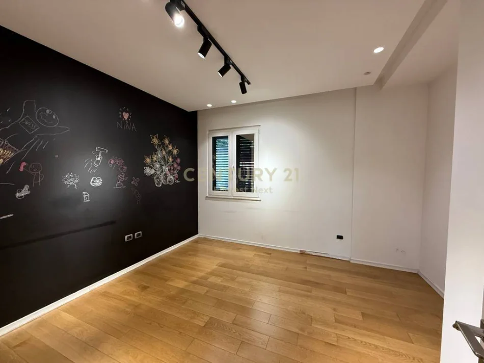 Tirane, jepet me qera zyre Kati 2, 140 m² 2.000 € (ish Bllok)