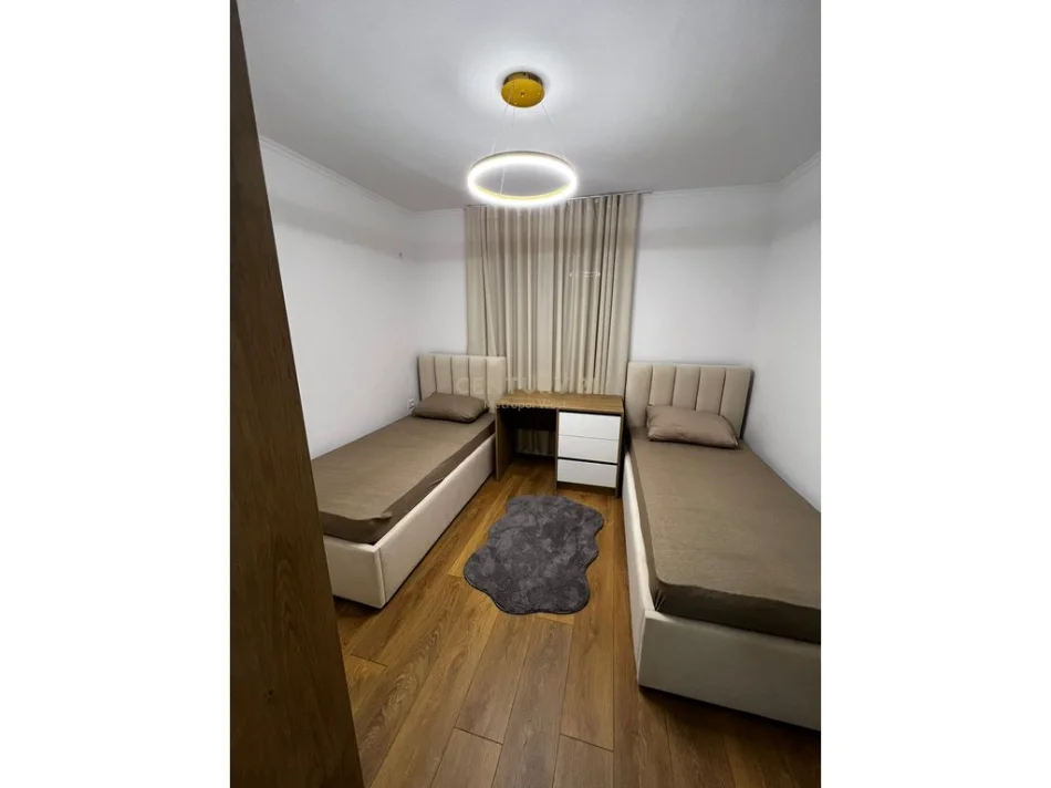 Tirane, jepet me qera apartament 2+1+Ballkon Kati 4, 77 m² (Ali demi)  700/muaj