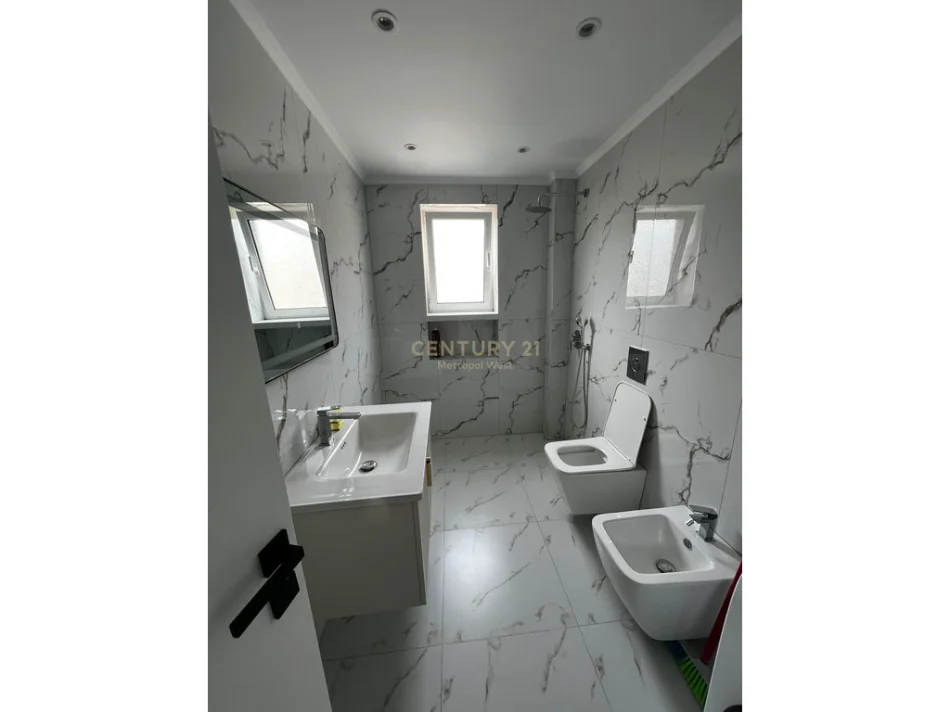 Tirane, jepet me qera apartament 2+1+Ballkon Kati 4, 77 m² (Ali demi)  700/muaj