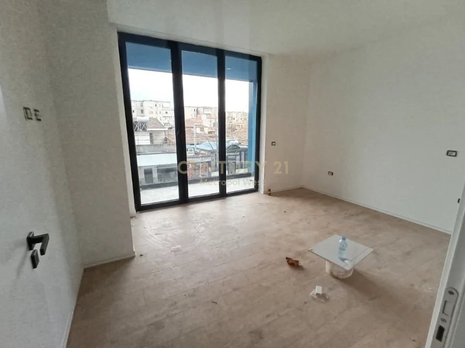 Ambient me qira për Klinikë, Golden Gate 160 m² 1.700 € (Rruga Ali Demi)