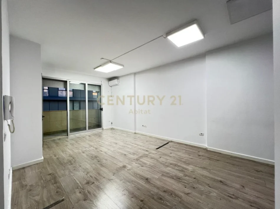 Tirane, jepet me qera ambjent biznesi Kati 2, 95 m² 1.100 € (Stadiumi Dinamo)