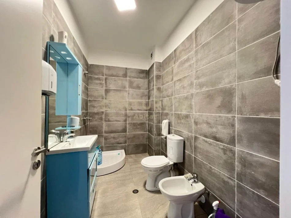 Tirane, jepet me qera ambjent biznesi Kati 2, 95 m² 1.100 € (Stadiumi Dinamo)