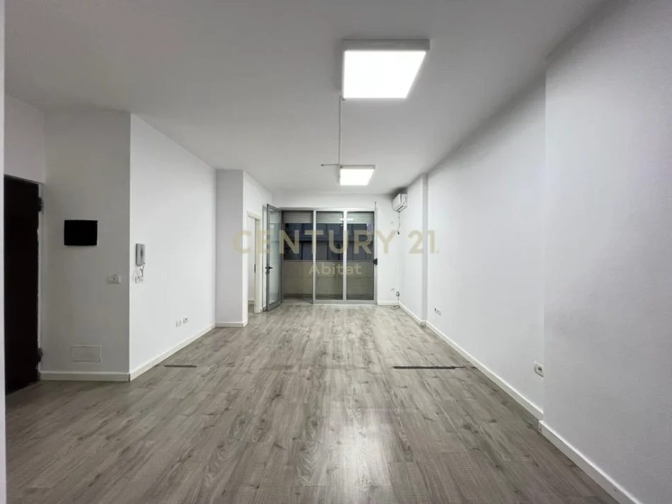 Tirane, jepet me qera ambjent biznesi Kati 2, 95 m² 1.100 € (Stadiumi Dinamo)