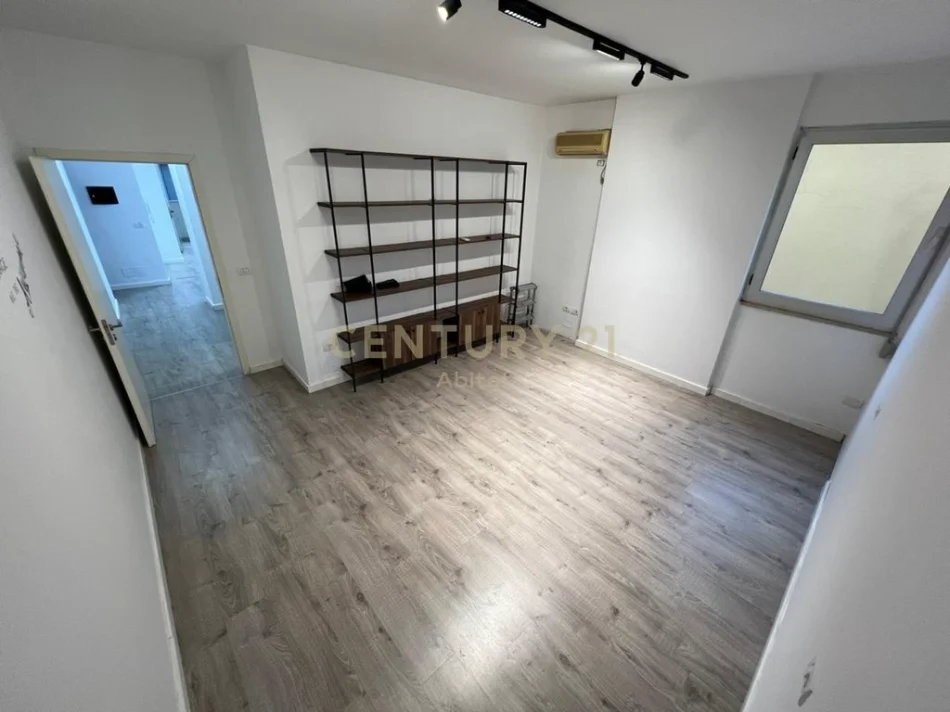 Tirane, jepet me qera ambjent biznesi Kati 2, 95 m² 1.100 € (Stadiumi Dinamo)