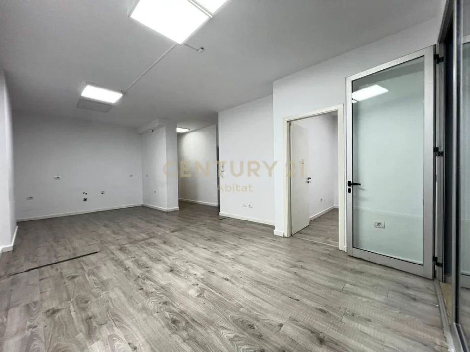 Tirane, jepet me qera ambjent biznesi Kati 2, 95 m² 1.100 € (Stadiumi Dinamo)