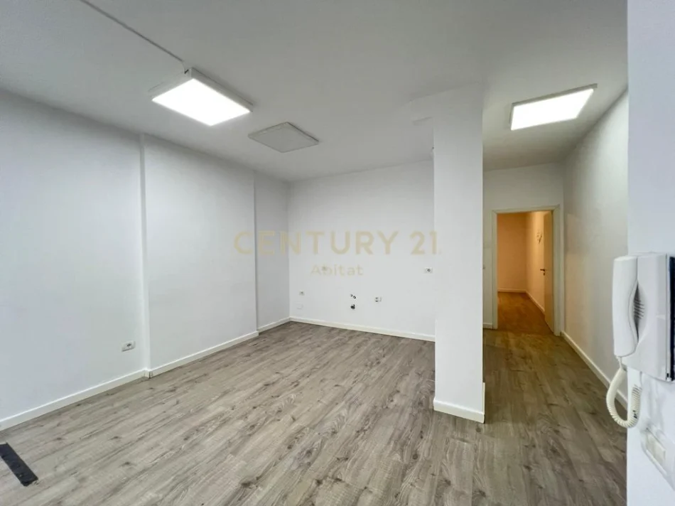 Tirane, jepet me qera ambjent biznesi Kati 2, 95 m² 1.100 € (Stadiumi Dinamo)