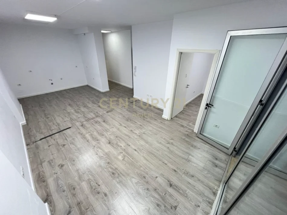 Tirane, jepet me qera ambjent biznesi Kati 2, 95 m² 1.100 € (Stadiumi Dinamo)