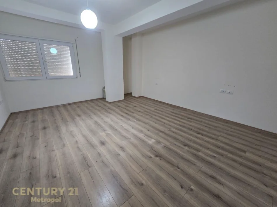 Tirane, shitet apartament 2+1+Ballkon Kati 2, 152 m² 289.000 € (kopshti botanik)