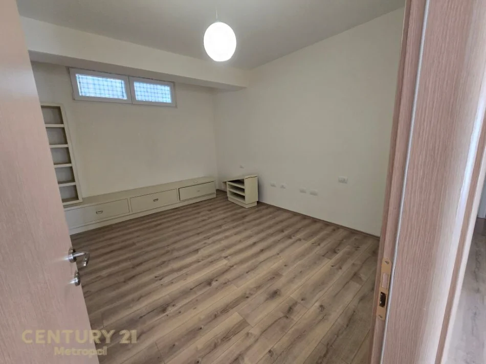 Tirane, shitet apartament 3+1 Kati 2, 152 m² 289.000 €