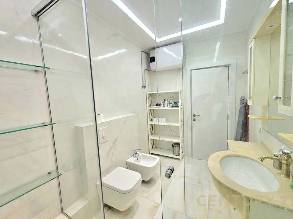 Tirane, jepet me qera apartament 2+1+Ballkon Kati 4, 126 m² 1.200 € (rruga e barrikadave)
