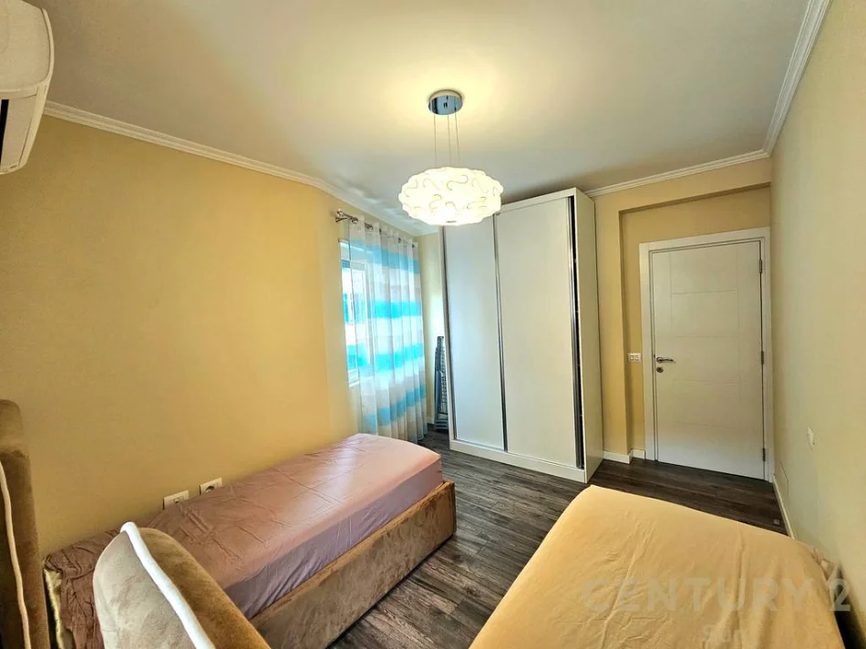 Tirane, jepet me qera apartament 2+1+Ballkon Kati 4, 126 m² 1.200 € (rruga e barrikadave)