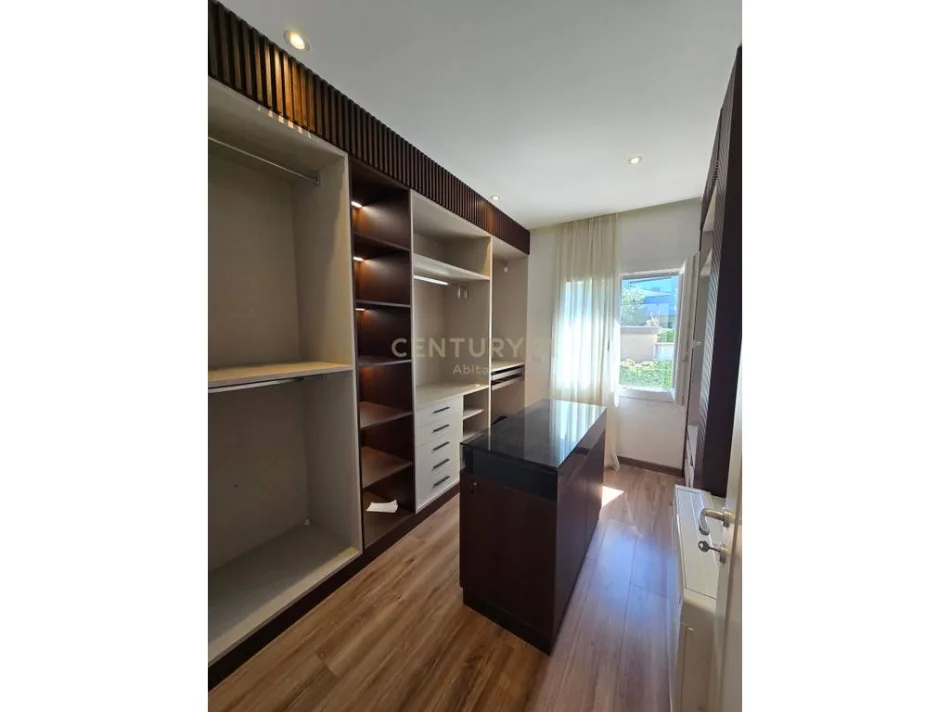 Tirane, shitet Vile 4+1 Kati 3, 561 m² 1.550.000 € (long hill residence)