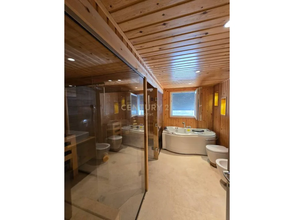 Tirane, shitet Vile 4+1 Kati 3, 561 m² 1.550.000 € (long hill residence)