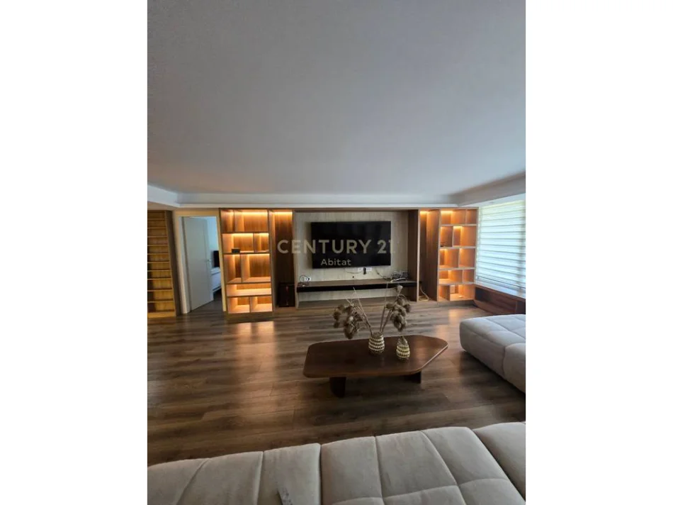 Tirane, shitet Vile 4+1 Kati 3, 561 m² 1.550.000 € (long hill residence)