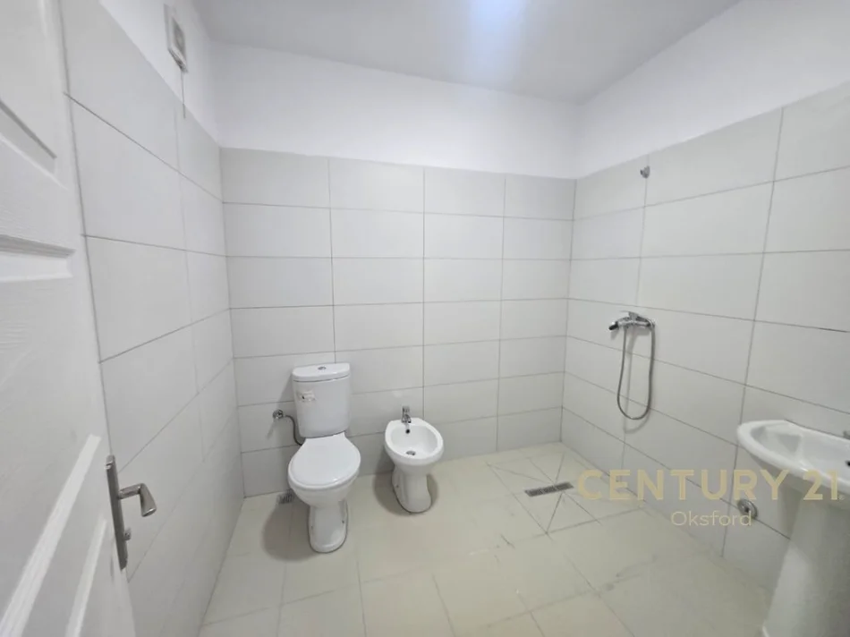 Tirane, jepet me qera apartament 2+1 Kati 3, 96 m² 650 € 