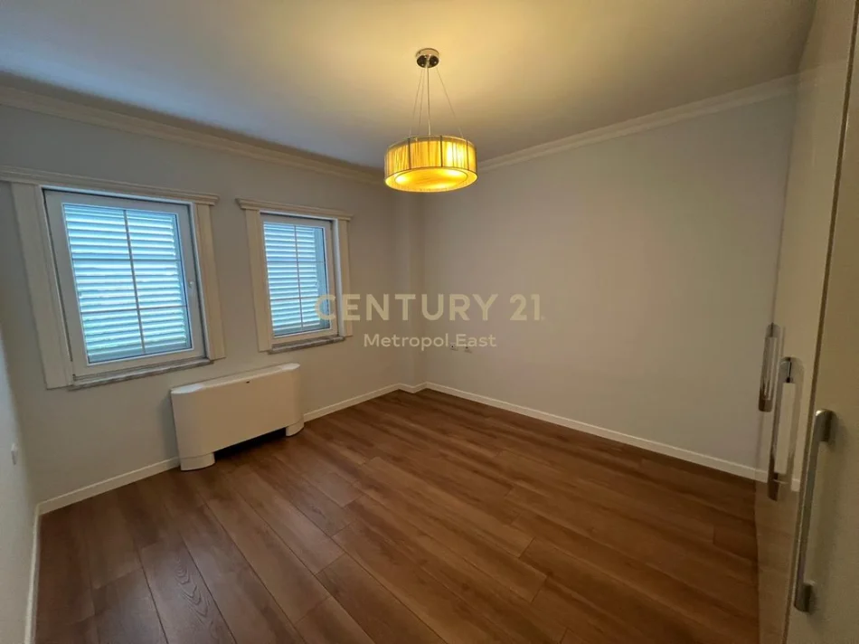 Tirane, jepet me qera apartament Vile 3 Katshe , 335 m² 3.800 € 