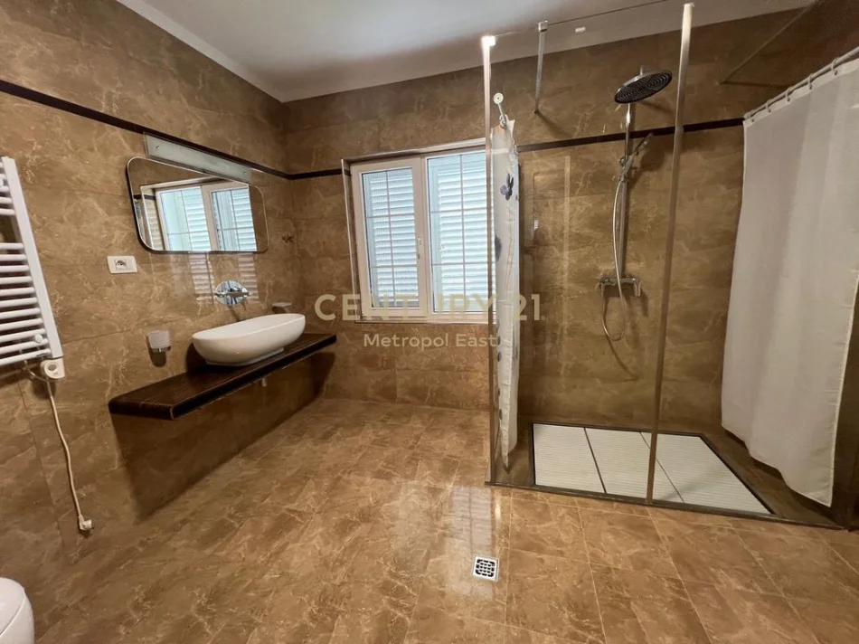 Tirane, jepet me qera apartament Vile 3 Katshe , 335 m² 3.800 € 