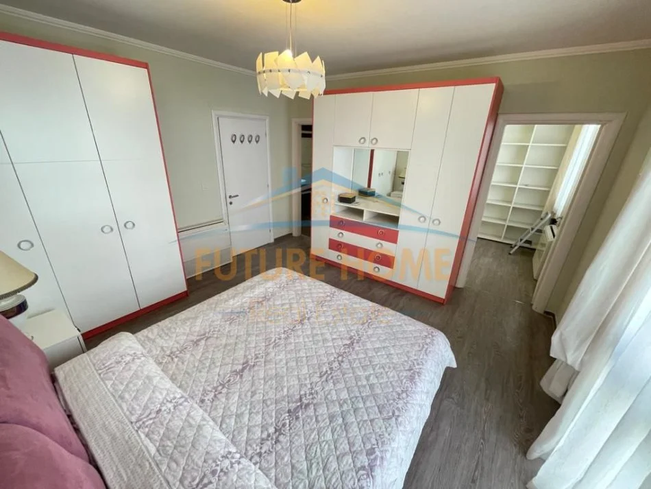 Tirane, jepet me qera apartament 3+1+Aneks+Ballkon Kati 3, 175 m² 2.000 € (LIQENI ARTIFICIAL)