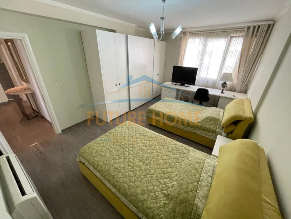 Tirane, jepet me qera apartament 3+1+Aneks+Ballkon Kati 3, 175 m² 2.000 € (LIQENI ARTIFICIAL)