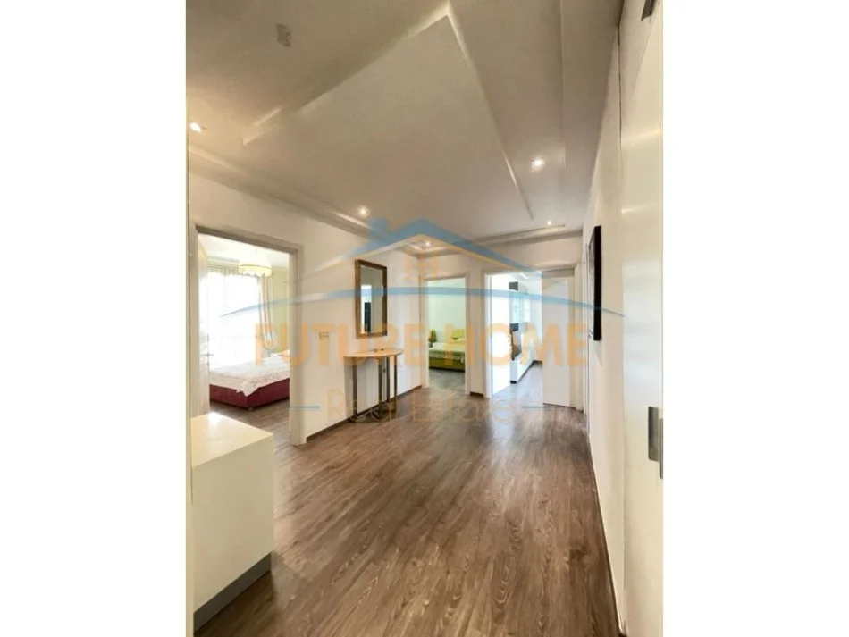 Tirane, jepet me qera apartament 3+1+Aneks+Ballkon Kati 3, 175 m² 2.000 € (LIQENI ARTIFICIAL)