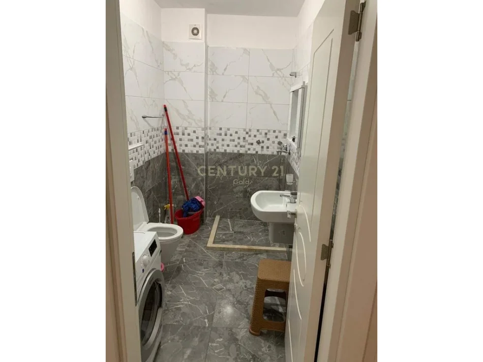 Tirane, jepet me qera apartament 2+1+Ballkon Kati 3, 113 m² 700 € 