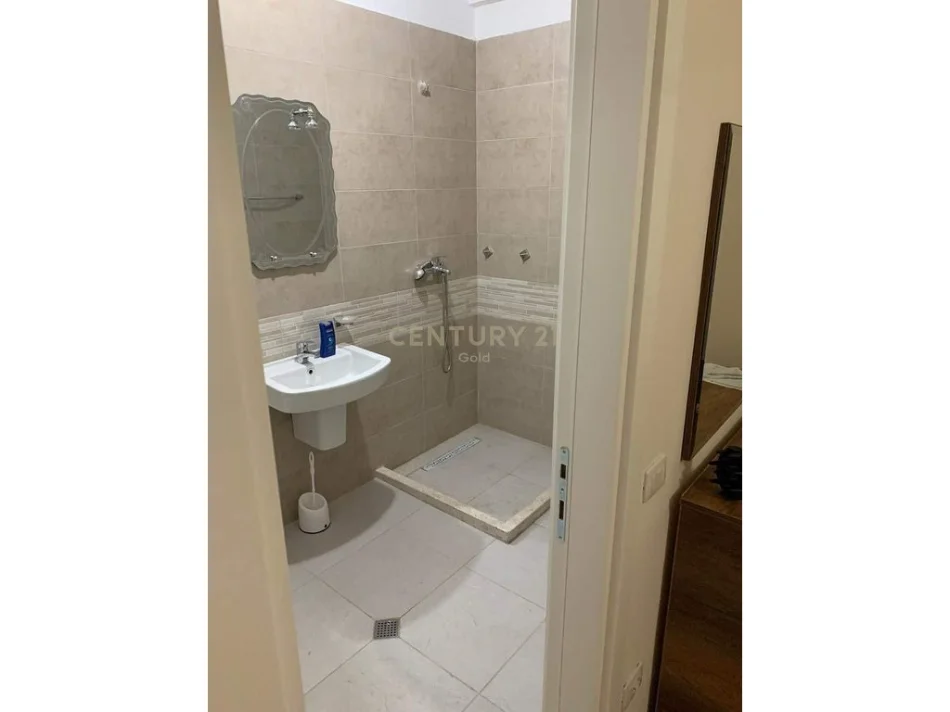 Tirane, jepet me qera apartament 2+1+Ballkon Kati 3, 113 m² 700 € 