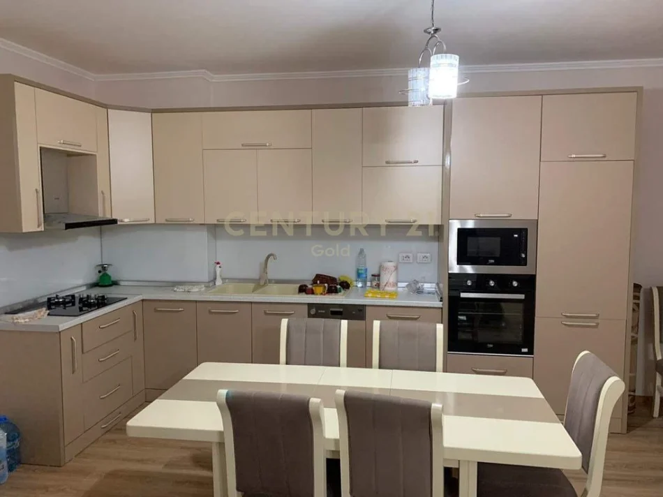 Tirane, jepet me qera apartament 2+1+Ballkon Kati 3, 113 m² 700 € 