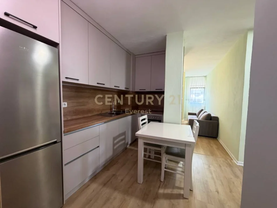 Tirane, jepet me qera apartament 2+1+Aneks+Ballkon Kati 4, 94 m² 550 € (Ish Parku)