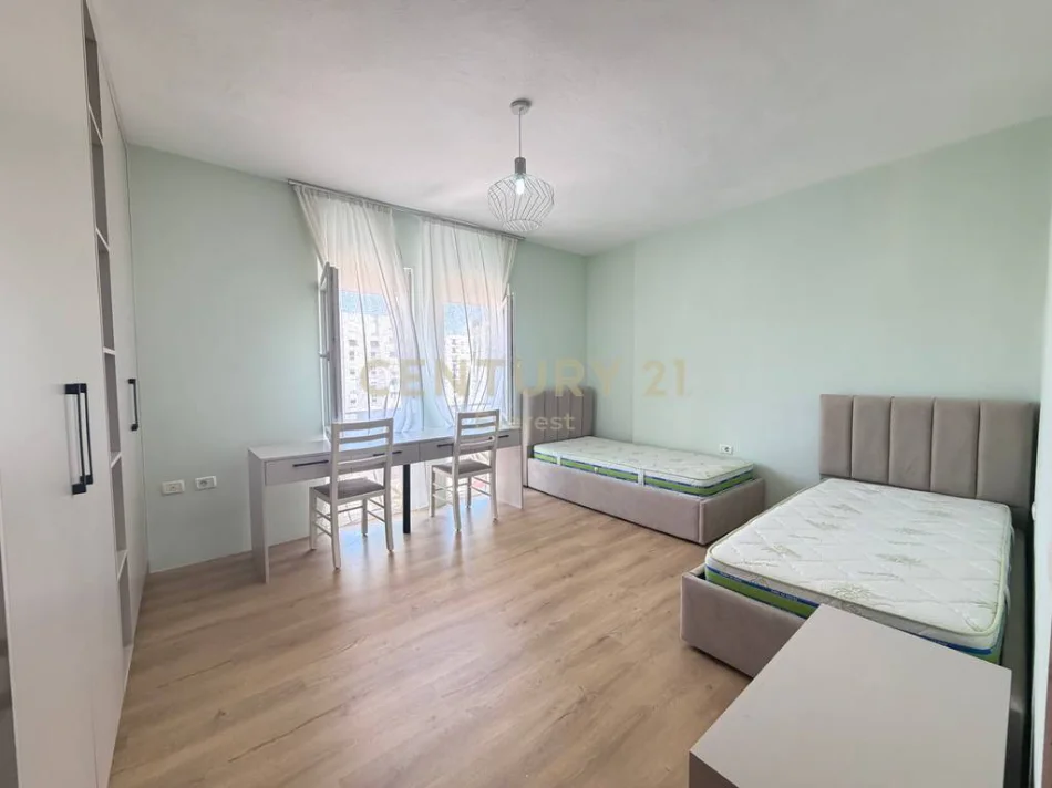 Tirane, jepet me qera apartament 2+1+Aneks+Ballkon Kati 4, 94 m² 550 € (Ish Parku)