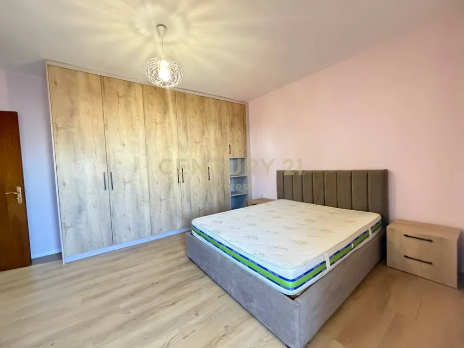 Tirane, jepet me qera apartament 2+1+Aneks+Ballkon Kati 4, 94 m² 550 € (Ish Parku)