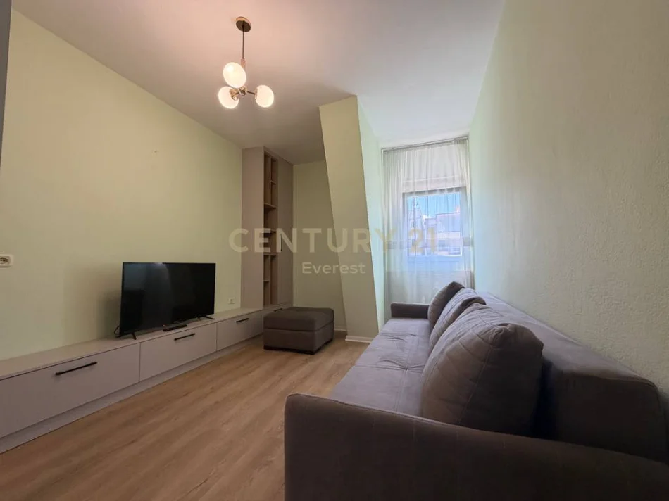 Tirane, jepet me qera apartament 2+1+Aneks+Ballkon Kati 4, 94 m² 550 € (Ish Parku)