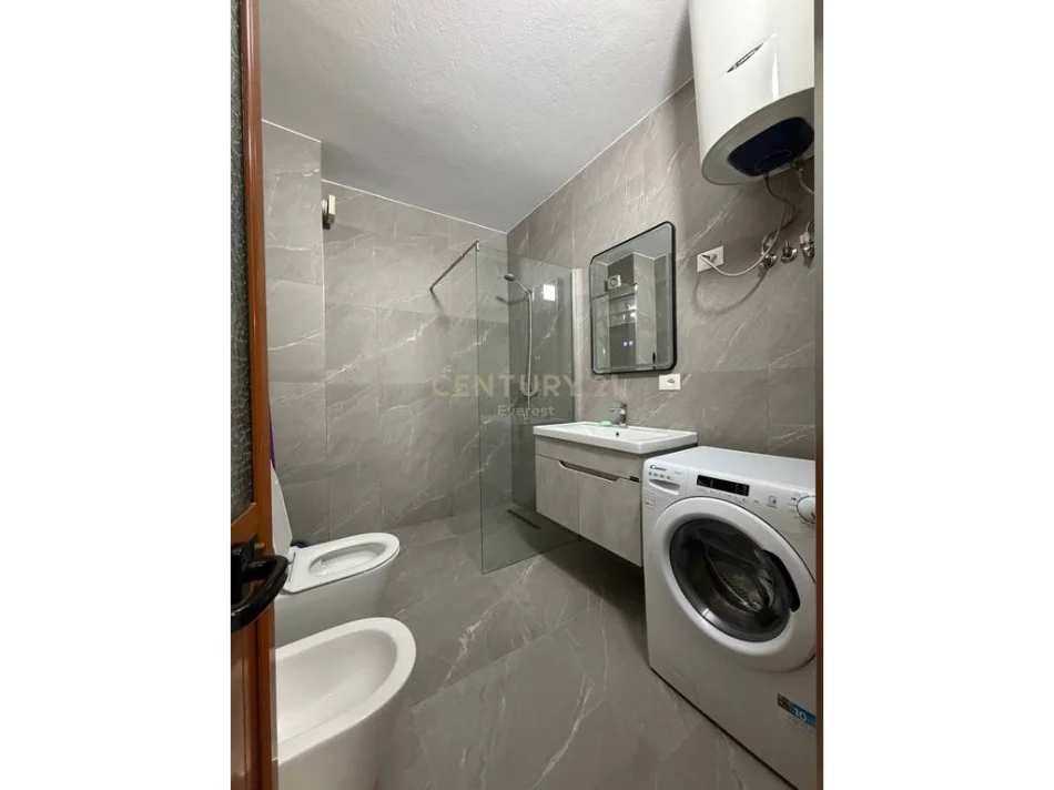 Tirane, jepet me qera apartament 2+1+Aneks+Ballkon Kati 4, 94 m² 550 € (Ish Parku)
