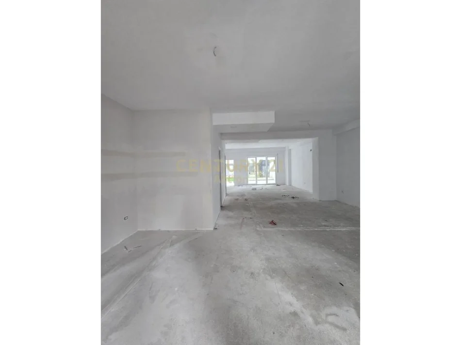Tirane, jepet me qera ambjent biznesi Kati 0, 121 m² 1.000 € 