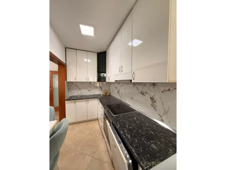 Tirane, jepet me qera apartament 1+1 Kati 2, 63 m² 550 € (ish parku muhamet gjollesha)