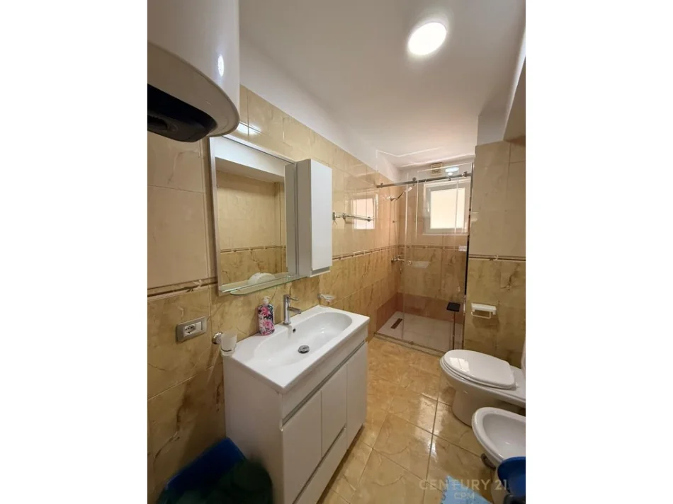 Tirane, jepet me qera apartament 1+1 Kati 2, 63 m² 550 € (ish parku muhamet gjollesha)