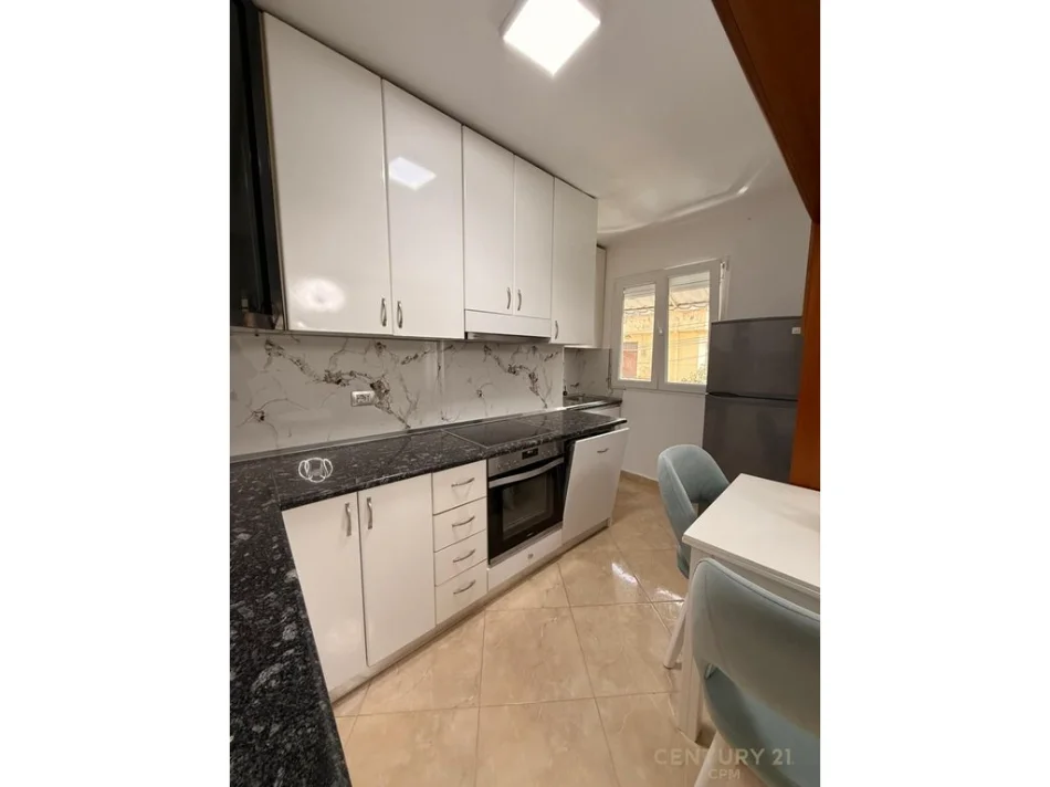 Tirane, jepet me qera apartament 1+1 Kati 2, 63 m² 550 € (ish parku muhamet gjollesha)